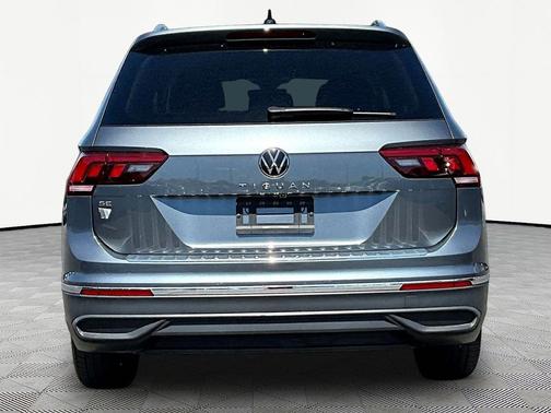 Platinum Gray Metallic 2022 Volkswagen Tiguan 2.0T SE