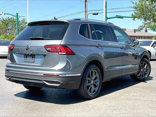 Platinum Gray Metallic 2022 Volkswagen Tiguan 2.0T SE