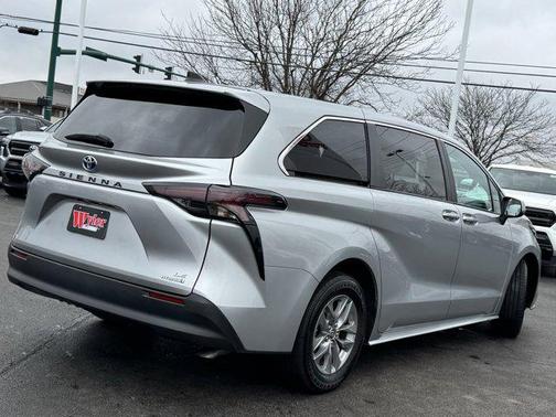 2024 Toyota Sienna LE
