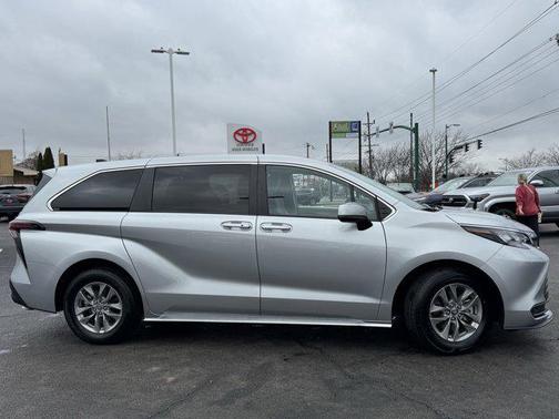 2024 Toyota Sienna LE