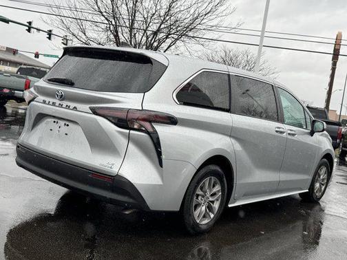 2024 Toyota Sienna LE