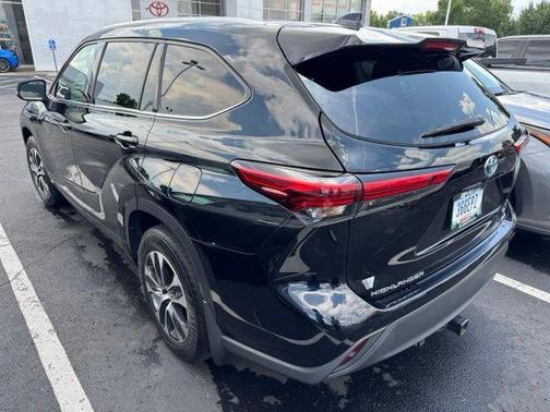 Midnight Black Metallic 2022 Toyota Highlander Hybrid XLE