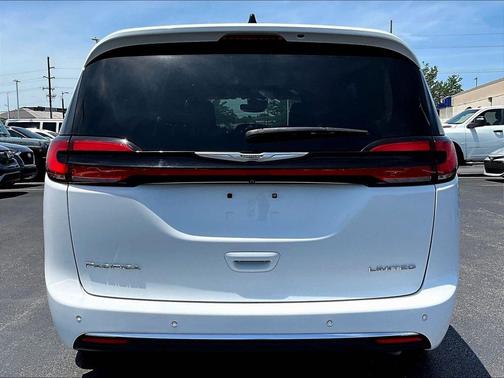 Bright White Clearcoat 2024 Chrysler Pacifica Limited