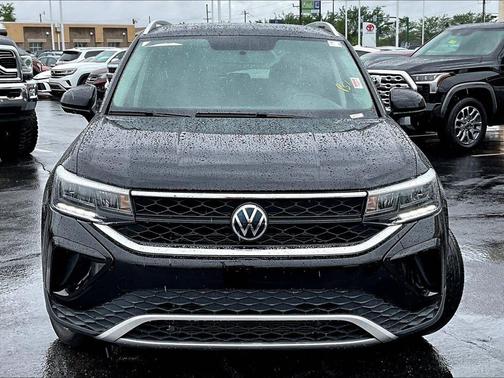 Deep Black Pearl 2022 Volkswagen Taos 1.5T SE