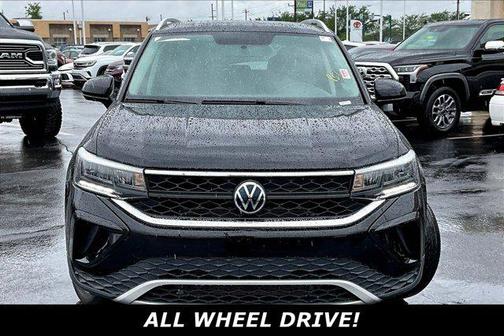 Deep Black Pearl 2022 Volkswagen Taos 1.5T SE