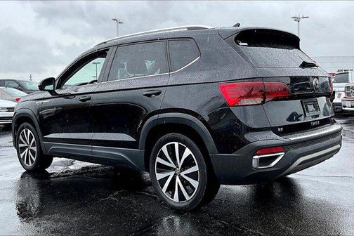 Deep Black Pearl 2022 Volkswagen Taos 1.5T SE