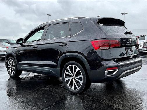 Deep Black Pearl 2022 Volkswagen Taos 1.5T SE
