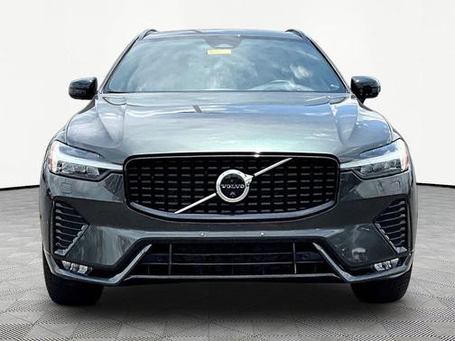 Thunder Grey Metallic 2022 Volvo XC60 B5 R-Design