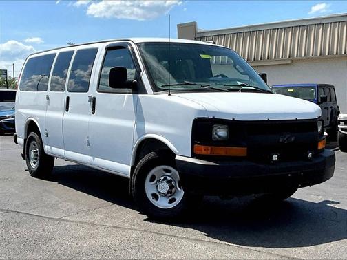 Summit White 2017 Chevrolet Express 3500 LS