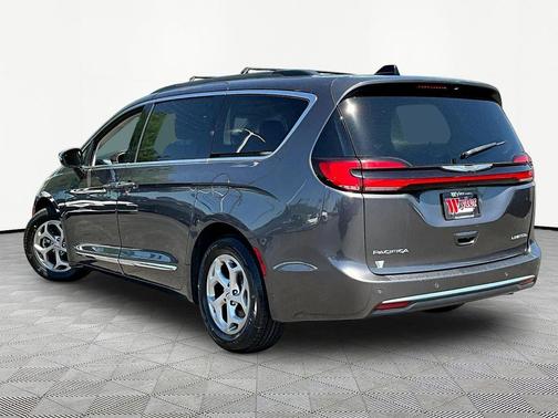Granite Crystal Metallic Clearcoat 2023 Chrysler Pacifica Limited