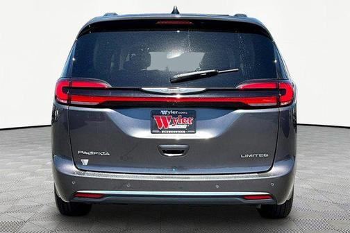Granite Crystal Metallic Clearcoat 2023 Chrysler Pacifica Limited