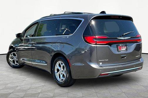 Granite Crystal Metallic Clearcoat 2023 Chrysler Pacifica Limited