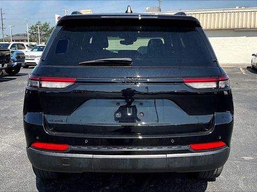 Diamond Black Crystal Pearlcoat 2023 Jeep Grand Cherokee Altitude