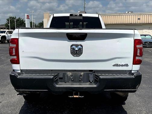 Bright White Clearcoat 2022 RAM 2500 Tradesman Crew Cab 4x4 8' Box
