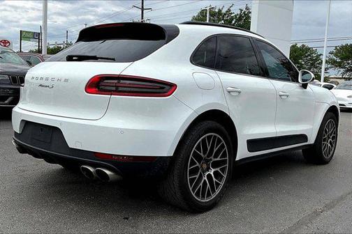 White 2018 Porsche Macan Macan