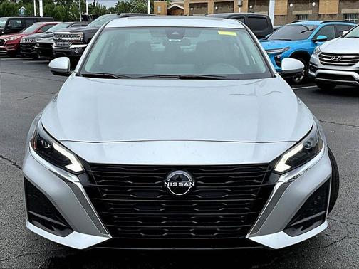 Brilliant Silver Metallic 2025 Nissan Altima SL FWD