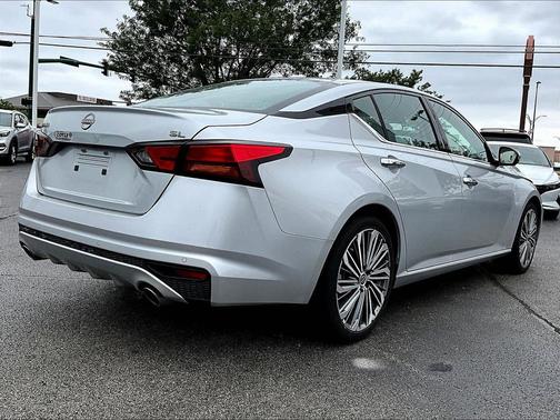 Brilliant Silver Metallic 2025 Nissan Altima SL FWD