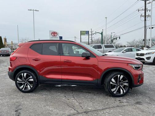 2023 Volvo XC40 B5 Plus Dark Theme