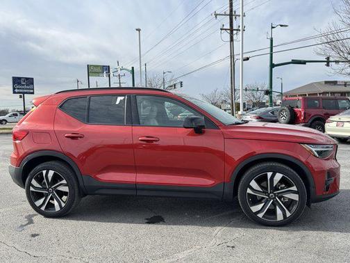 2023 Volvo XC40 B5 Plus Dark Theme