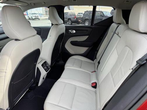 2023 Volvo XC40 B5 Plus Dark Theme