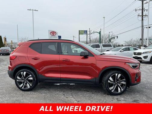 2023 Volvo XC40 B5 Plus Dark Theme