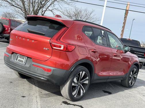 2023 Volvo XC40 B5 Plus Dark Theme