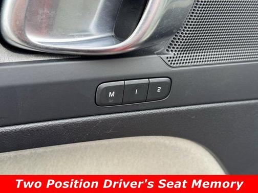 2023 Volvo XC40 B5 Plus Dark Theme