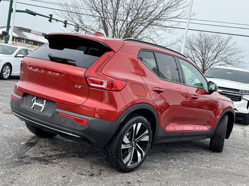 2023 Volvo XC40 B5 Plus Dark Theme