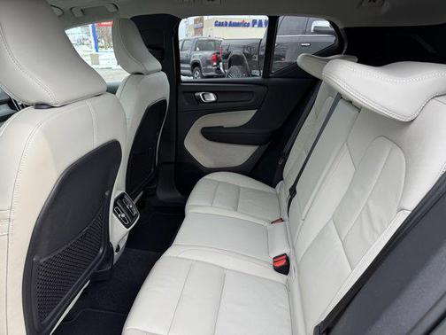 2023 Volvo XC40 B5 Plus Dark Theme