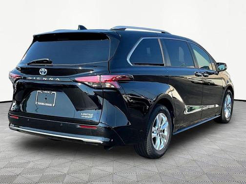 Midnight Black Metallic 2022 Toyota Sienna Limited