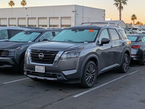 2022 Nissan Pathfinder SL