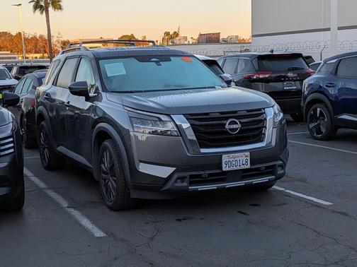 2022 Nissan Pathfinder SL