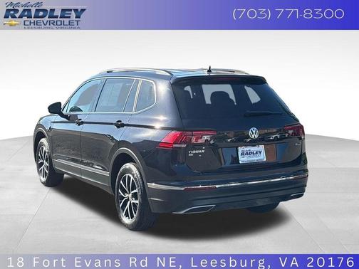 Deep Black Pearl Effect 2021 Volkswagen Tiguan 2.0T SE