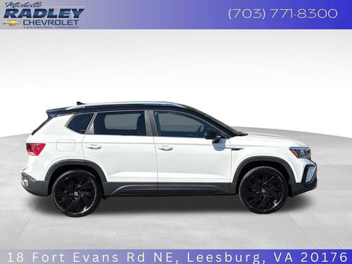 Pure White / Black Roof 2024 Volkswagen Taos 1.5T SE