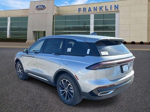 Silver Radiance Metallic 2026 Lincoln Nautilus Premiere