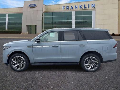 Gray Mist Metallic 2026 Lincoln Navigator Premiere