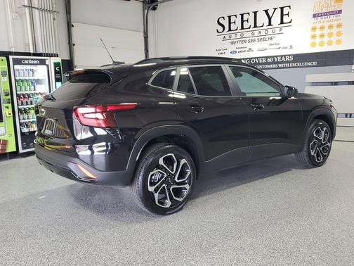 Mosaic Black Metallic 2025 Chevrolet Trax FWD 2RS