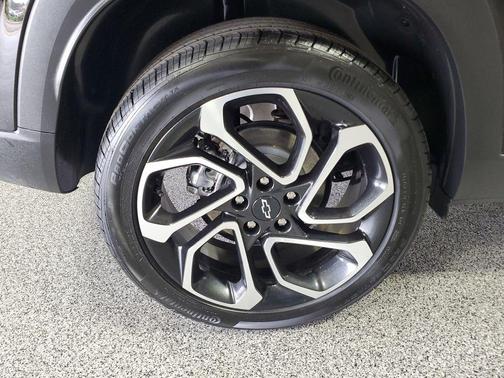 Mosaic Black Metallic 2025 Chevrolet Trax FWD 2RS