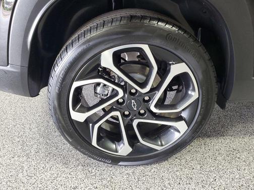 Mosaic Black Metallic 2025 Chevrolet Trax FWD 2RS