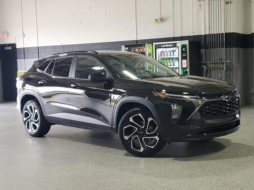 Mosaic Black Metallic 2025 Chevrolet Trax FWD 2RS
