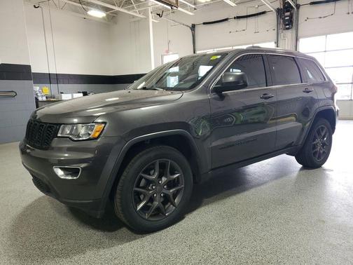 Granite Crystal Metallic Clearcoat 2019 Jeep Grand Cherokee Laredo