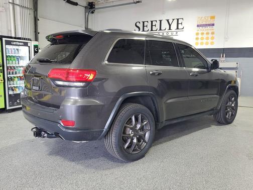 Granite Crystal Metallic Clearcoat 2019 Jeep Grand Cherokee Laredo