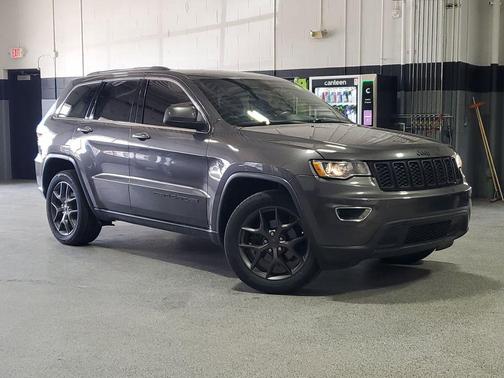 Granite Crystal Metallic Clearcoat 2019 Jeep Grand Cherokee Laredo