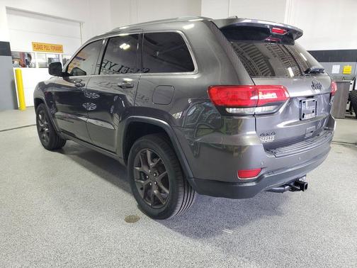 Granite Crystal Metallic Clearcoat 2019 Jeep Grand Cherokee Laredo