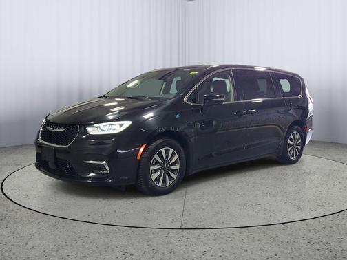 Brilliant Black Crystal Pearlcoat 2022 Chrysler Pacifica Hybrid Touring L