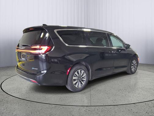 Brilliant Black Crystal Pearlcoat 2022 Chrysler Pacifica Hybrid Touring L