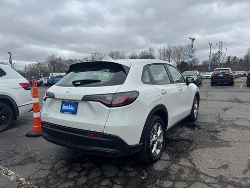 Platinum White Pearl 2025 Honda HR-V LX