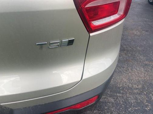 Luminous Sand Metallic 2019 Volvo XC40 T5 Inscription