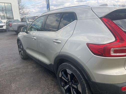 Luminous Sand Metallic 2019 Volvo XC40 T5 Inscription