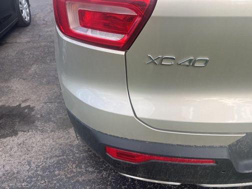 Luminous Sand Metallic 2019 Volvo XC40 T5 Inscription